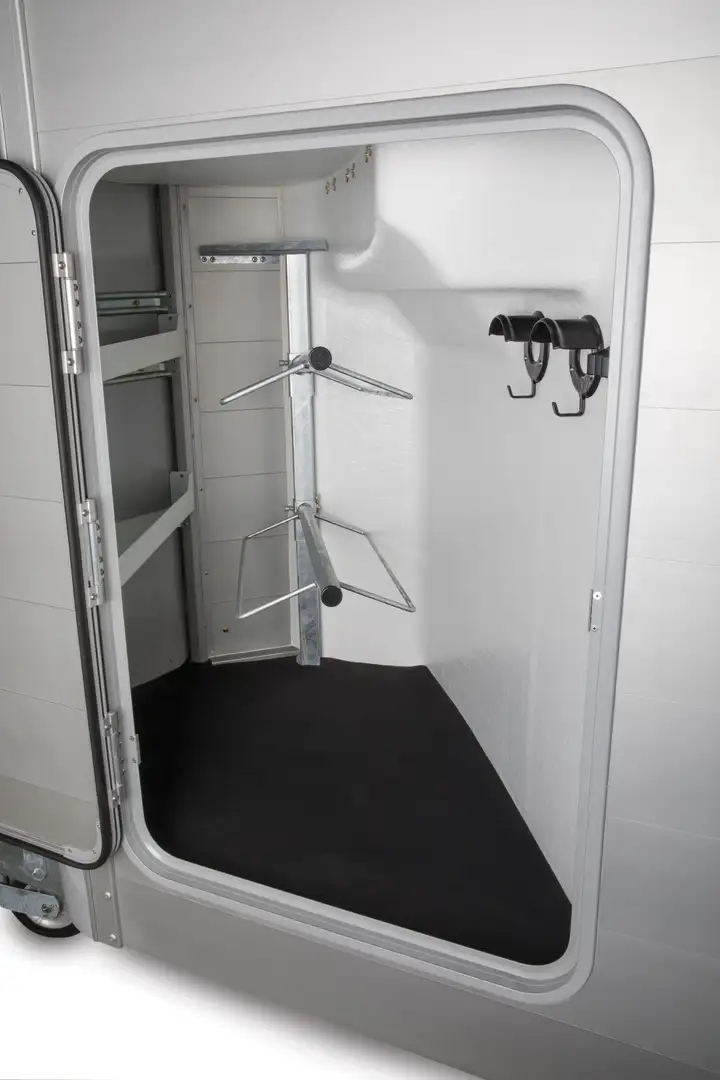 Van chevaux Ifor Williams HBX 511 avec sellerie – Image 11